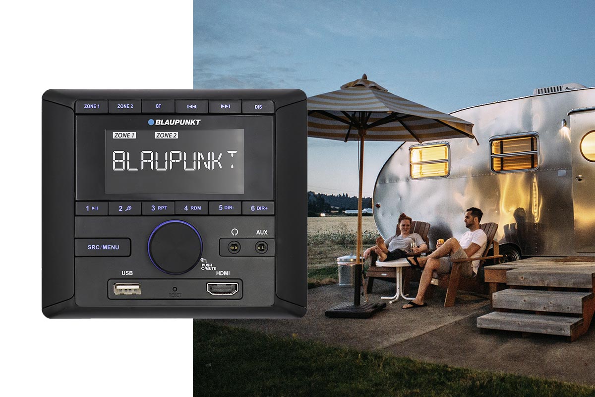 Audio-Zentrale von Blaupunkt vor einem Bild von Campern.