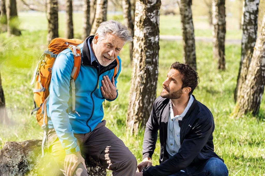 Ein Mann erleidet beim Wandern einen Herzinfarkt.