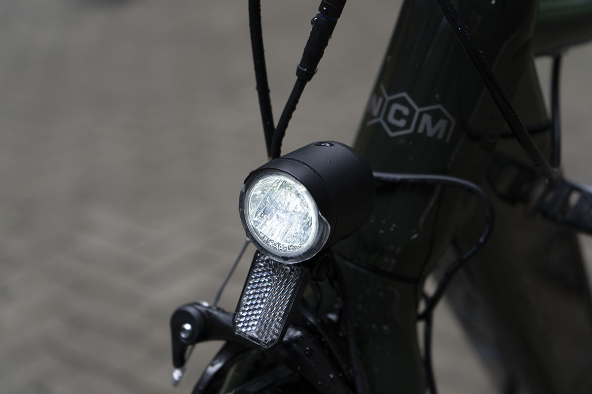 Detailaufnahme Vorderlicht beim City-E-Bike NCM C5