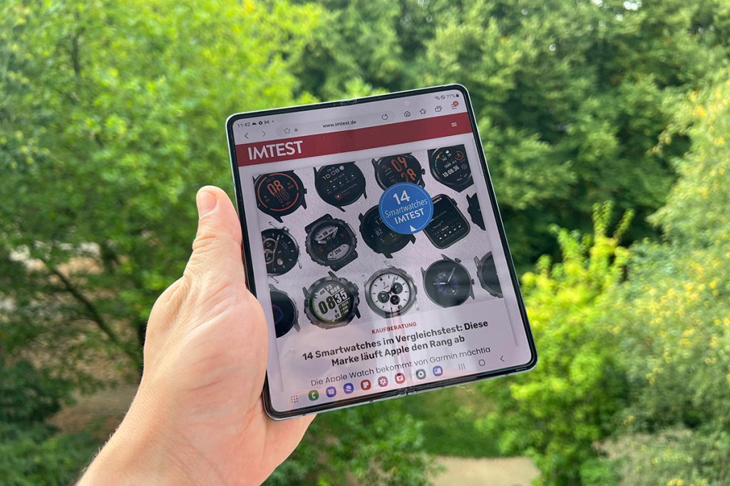 Das Samsung Galaxy Z Fold4 aufgeklappt mit Browser auf IMTEST.de