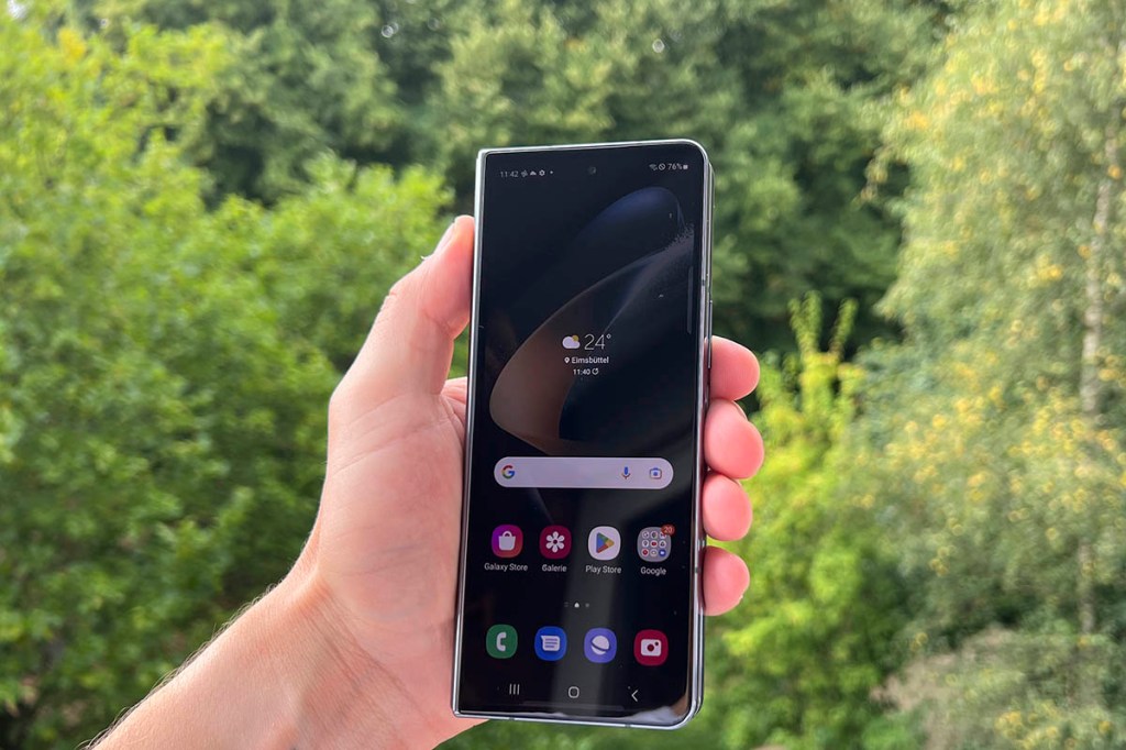 Das Samsung Galaxy Z Fold4 zugeklappt mit kleinem Außenbildschirm