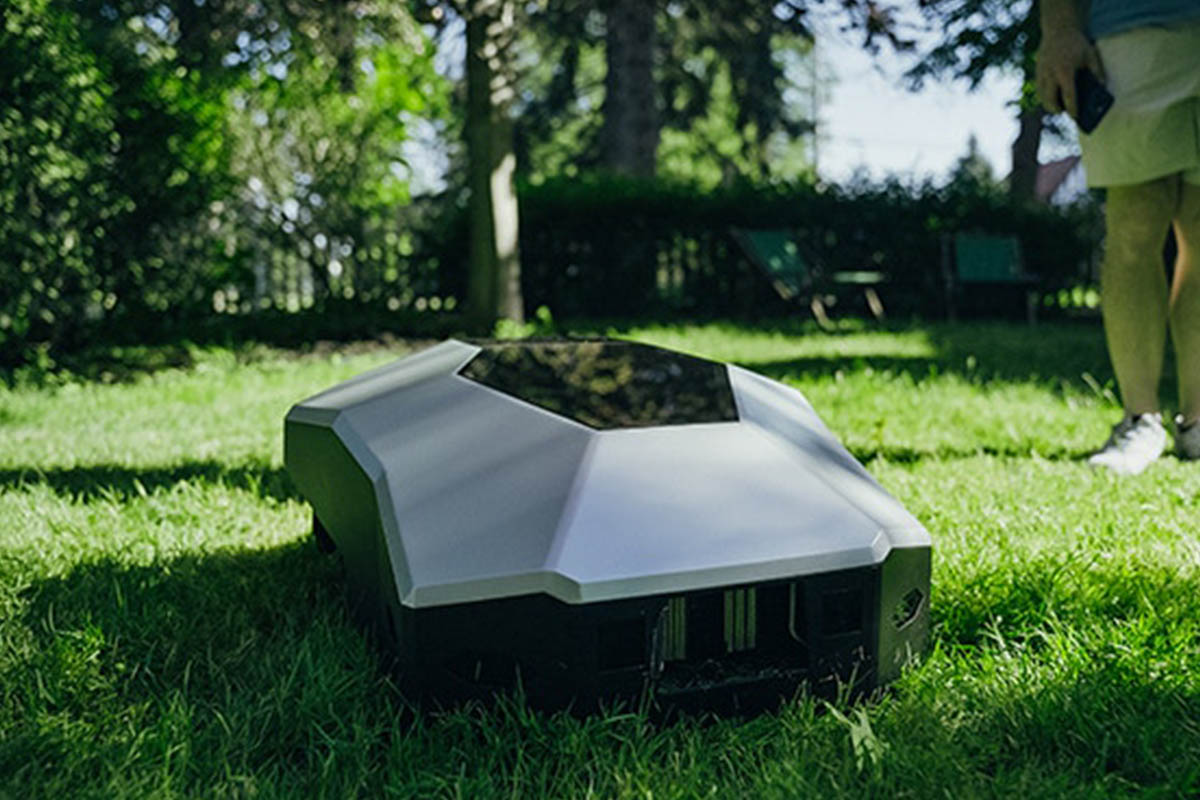 Der neue Lawna Rasenmäh-Roboter im futuristischen Design ist in einer Gartenumgebung gezeigt.