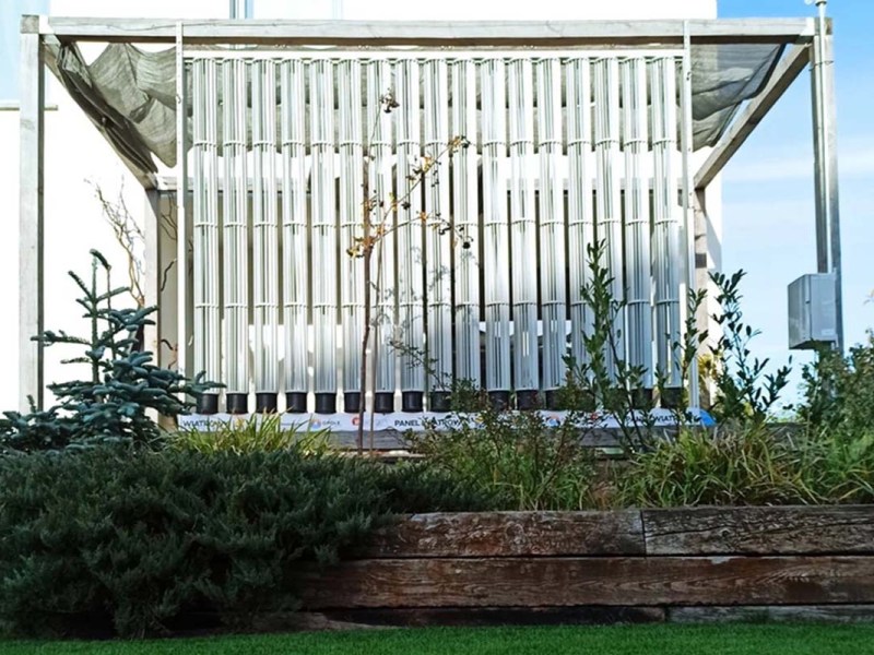 Der Windkraft-Zaun von Panel Wiatrowy ist als Umzäunung einer Terrasse zu sehen.