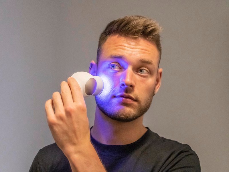 Massagepistole TheraFace Pro im Einsatz