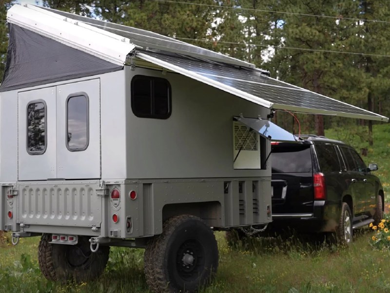 vollautarker Campinganhänger Solarplatten und Wassergenerator