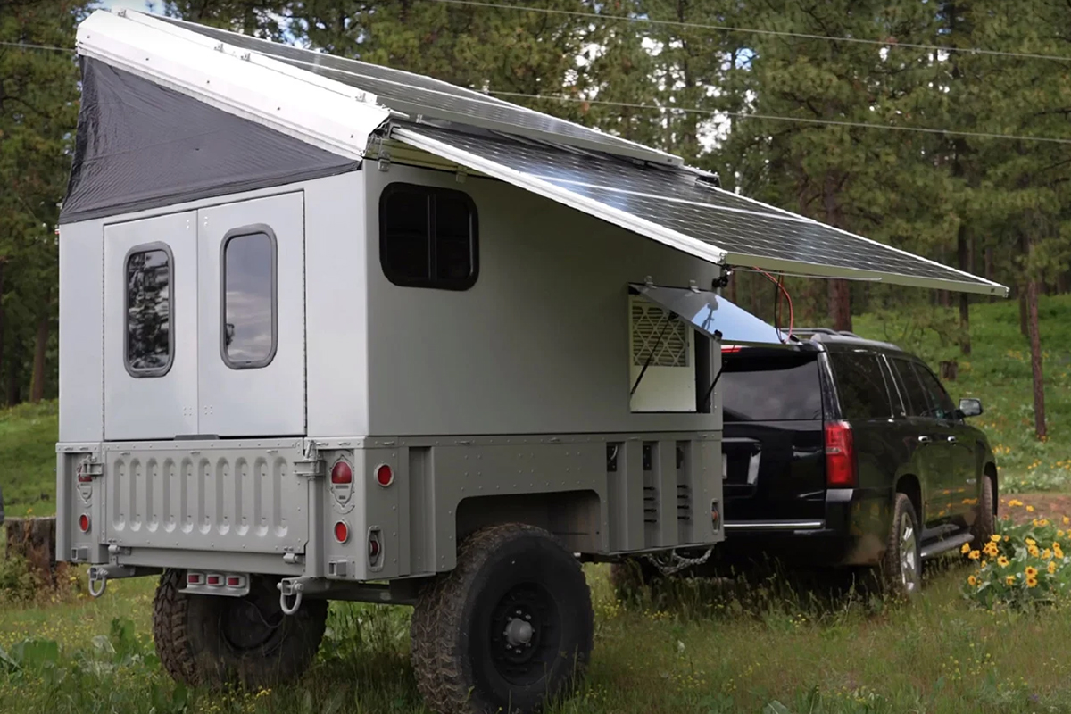 vollautarker Campinganhänger Solarplatten und Wassergenerator