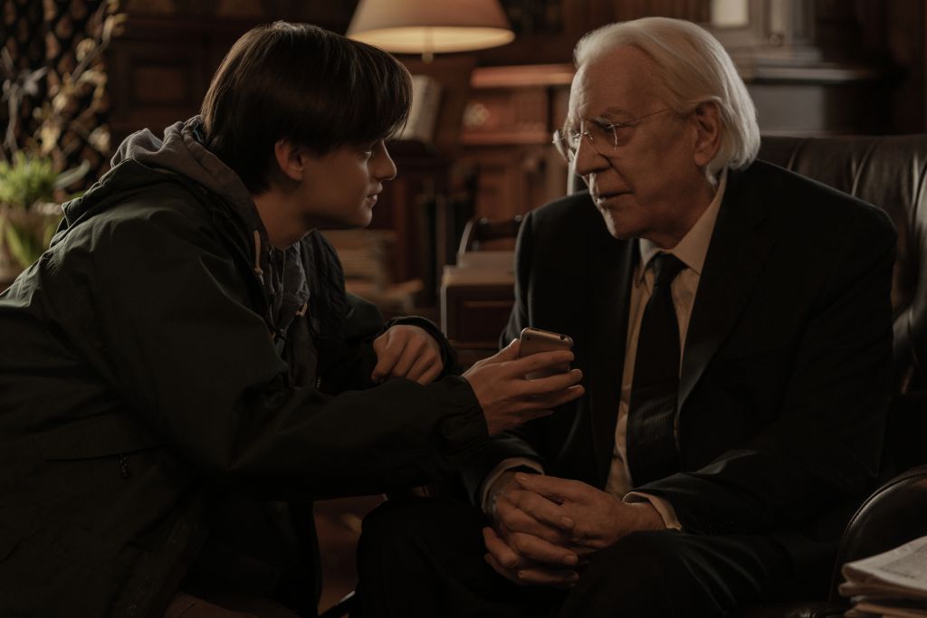 Netflix Film: Jaeden Martell gibt Donald Sutherland ein Smartphone