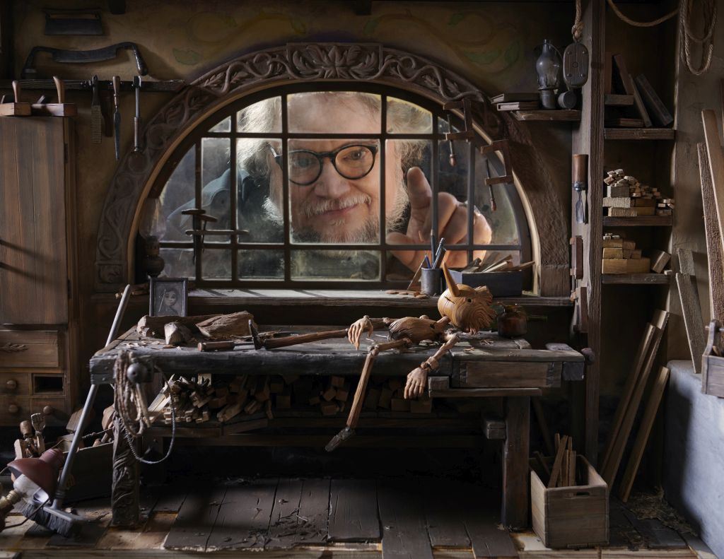 Guillermo el Toro besichtigt das Set von Pinocchio