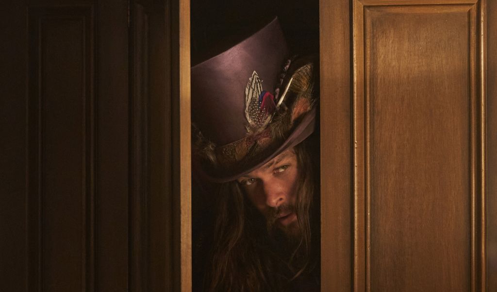 Jason Momoa schaut aus einem Schrank heraus