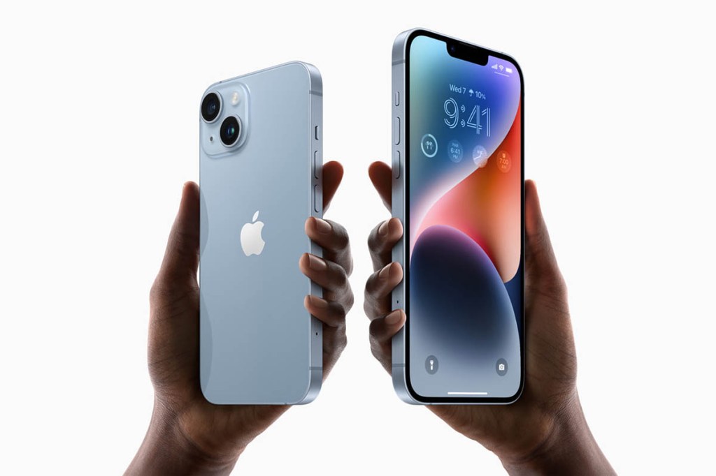 iPhone 14 und iPhone 14 Plus nebeneinander in Händen