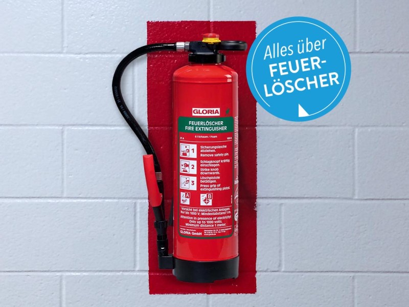 Ein Feuerlöscher der Marke Gloria vor einer Mauerwand