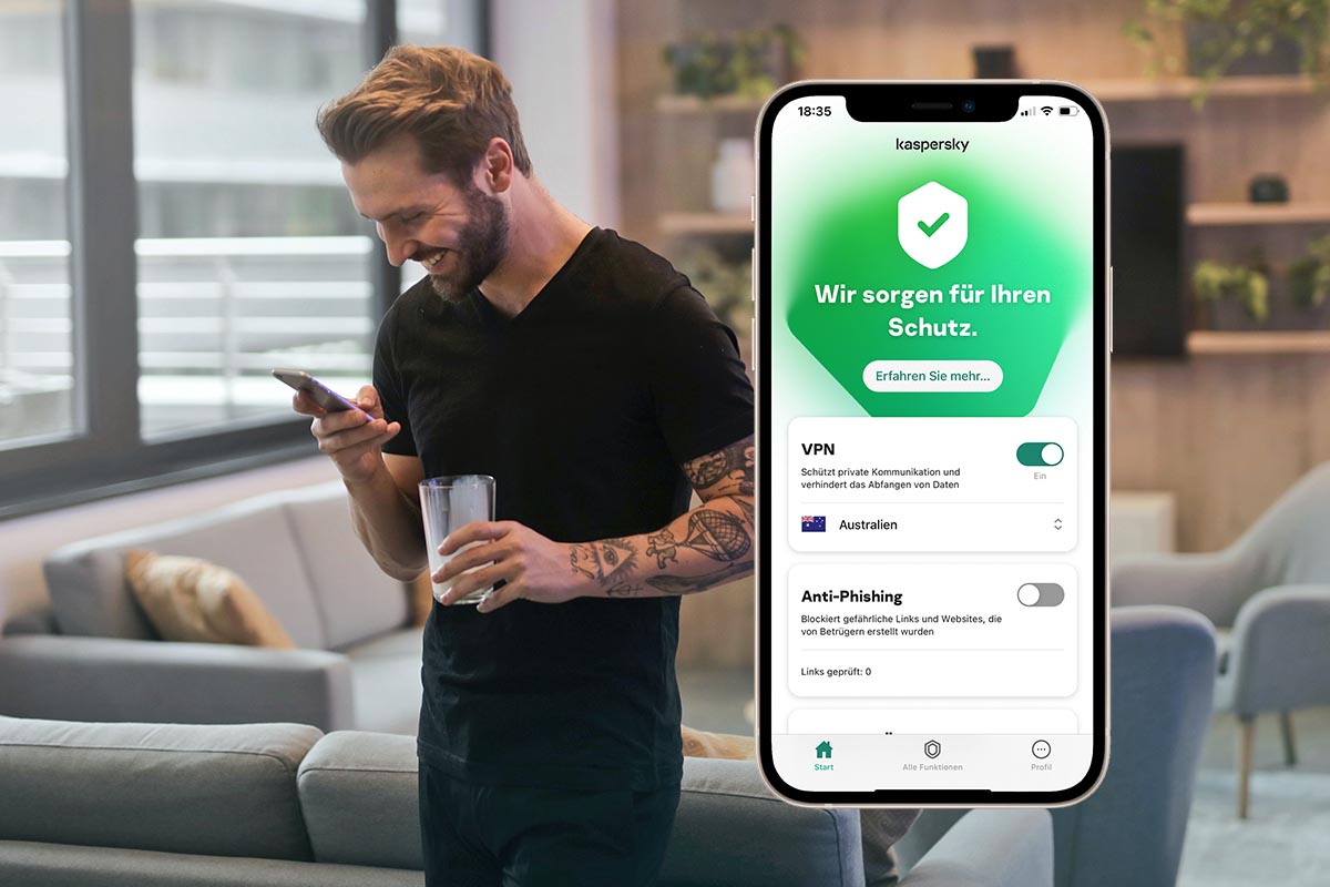 Kaspersky Screenshot auf einem Handy vor einem Mann, der ein Smartphone in der Hand hält
