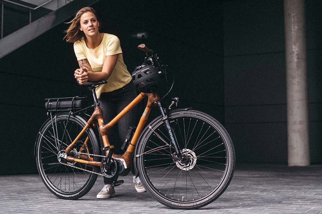 Frau hinter ihrem Bambus E-Bike my Volta E6100 von MyBoo