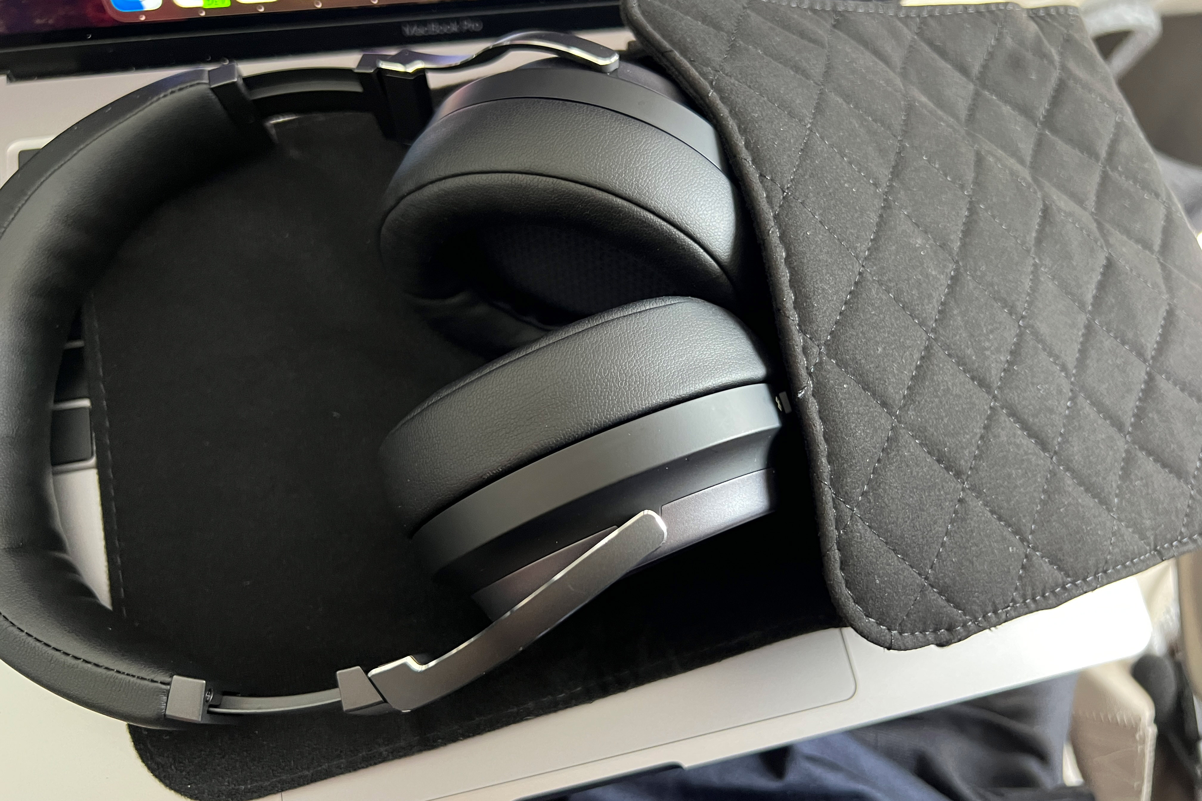 Das Headset und deren Tragetasche