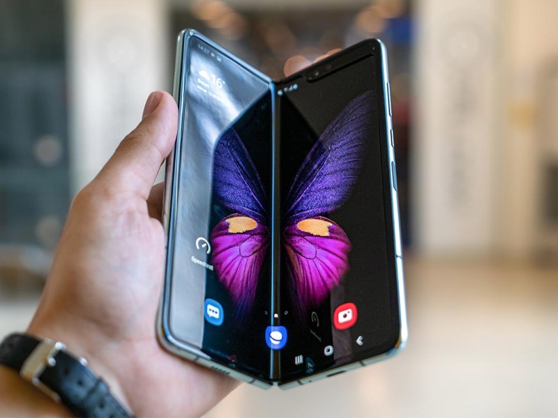 Eine Person hält das Samsung Galaxy Z Fold 2 in der Hand.