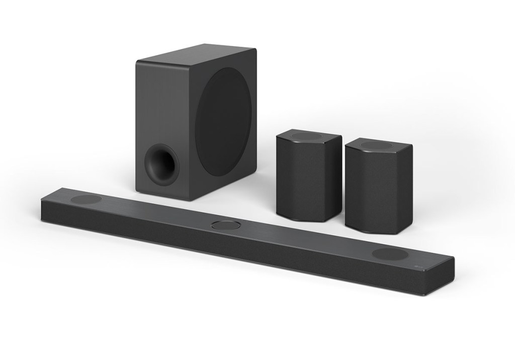 Soundbar mit Subwoofer und zwei Rcüklautsprechern vor weißem Hintergrund.