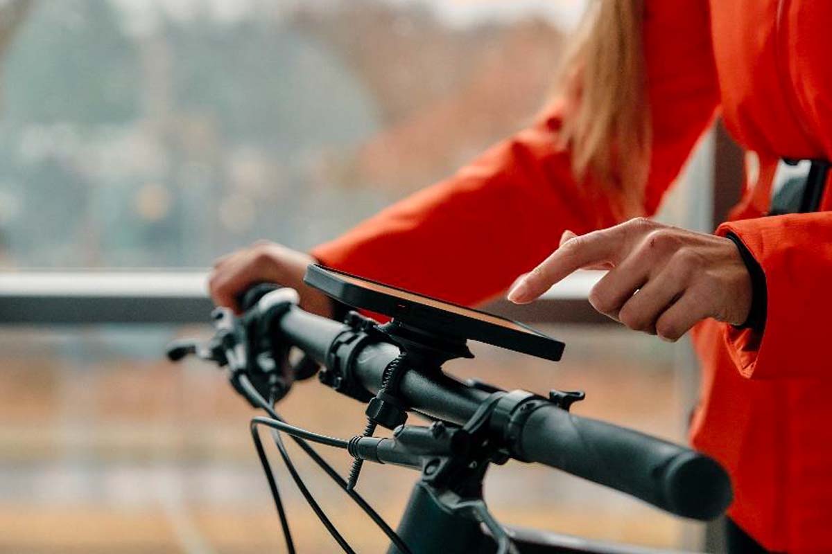 Person mit Fahrradlenker im Anschnitt, man sieht, wie dort ein Smartphone an einer Halterung befestigt ist