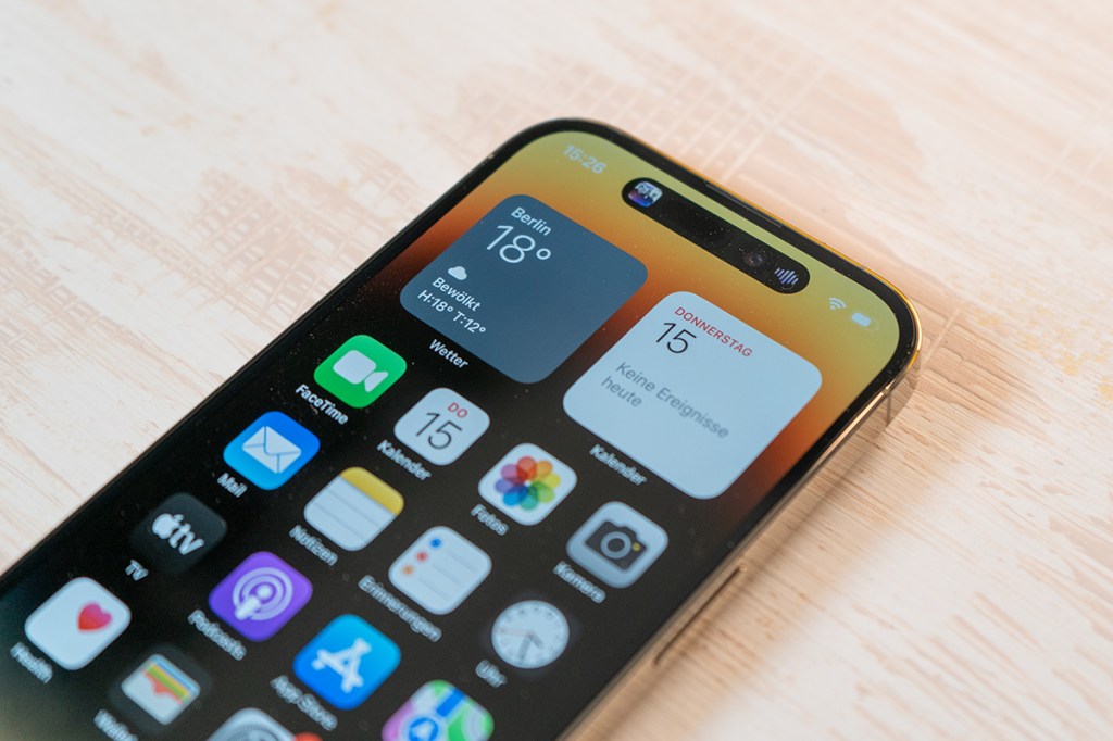 Detailaufnahme des Displays beim iPhone 14 Pro auf dem die neue, verkelienrte Notch am oberen Bildschirmrad gut zu erkennen ist.