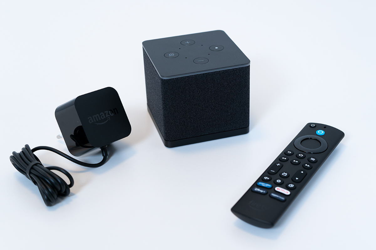 Fire TV Cube, Fernbedienung und Ladekabel sind vollständig in schwarz gehalten.