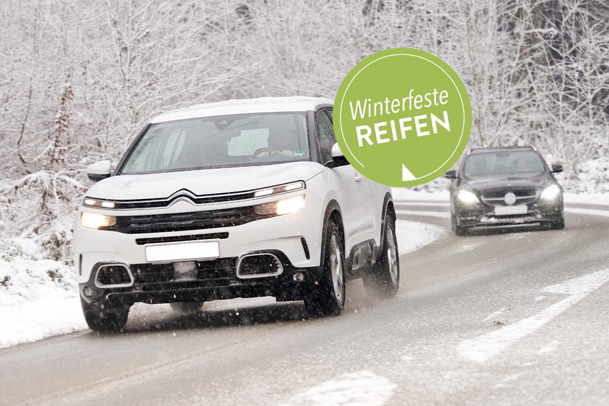 Zwie Autos auf schneebedeckter Straße