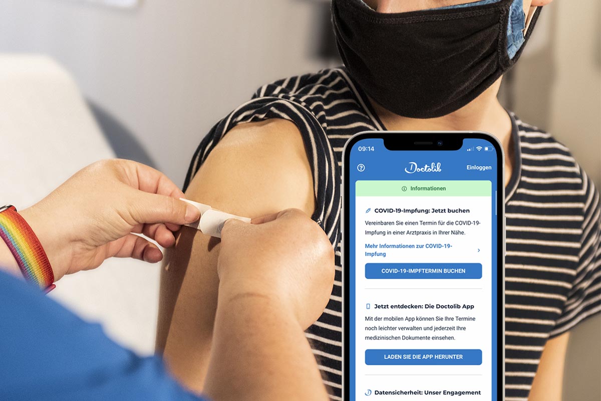 App von Doctolib vor einer Person, die geimpft wurde