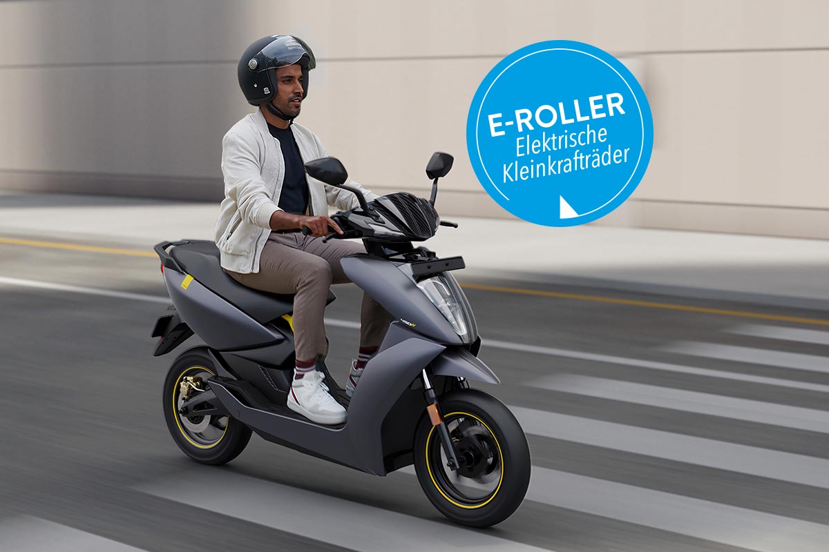 Ein Mann auf einem E-Roller auf der Straße