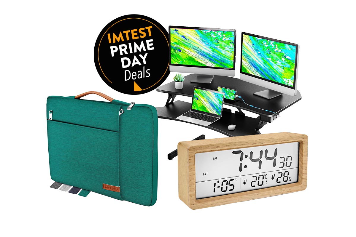 Ein dunkler Metallschreibtisch mit mehreren Ebenen, eine grüne Laptoptasche unrein Wecker aus Holz gehören zu den Prime Day Angeboten 2022.