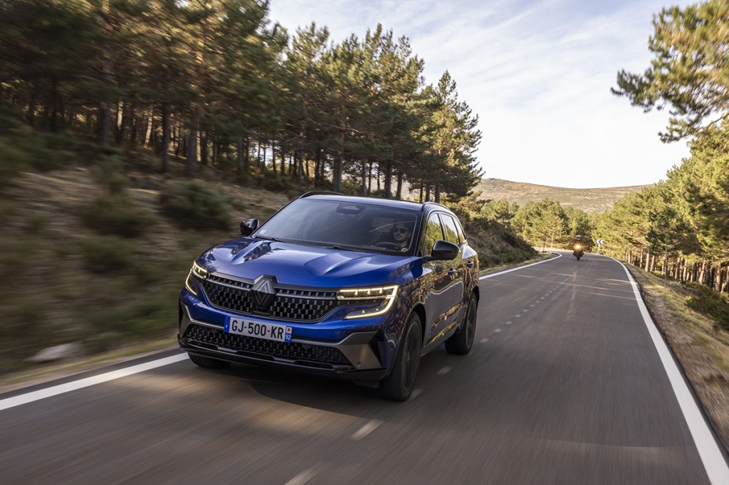 Renault Austral totale von vorne, Naturkulisse im Hintergrund