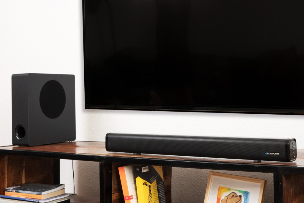 Die Soundbar mit Subwoofer vor einem Fernsehr