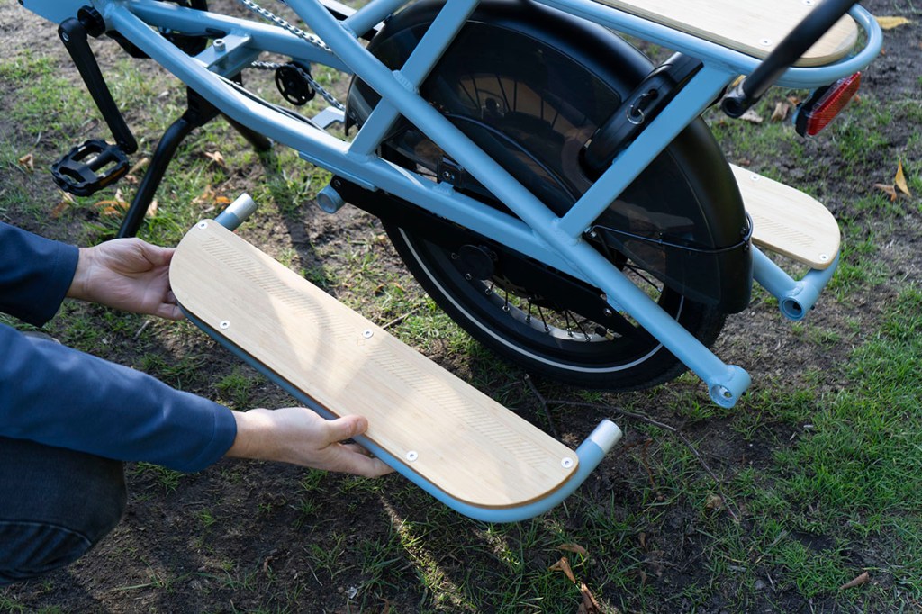 Detailbild E-Cargo-Bike mit abnehmbaren Fußtrittbrettern für Passsagiere auf dem Gepäckträger 