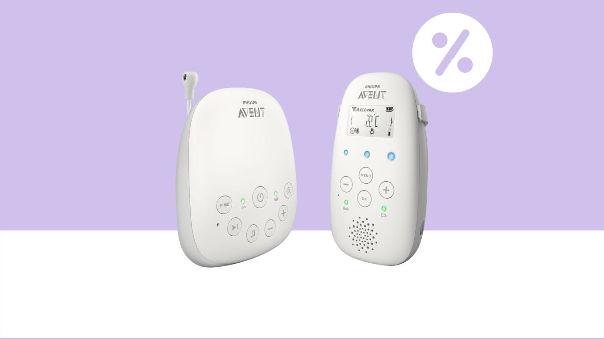 Ein weißes Babyphone-Set auf weiß-lila Hintergrund und einem Prozentzeichen im der Ecke oben rechts.