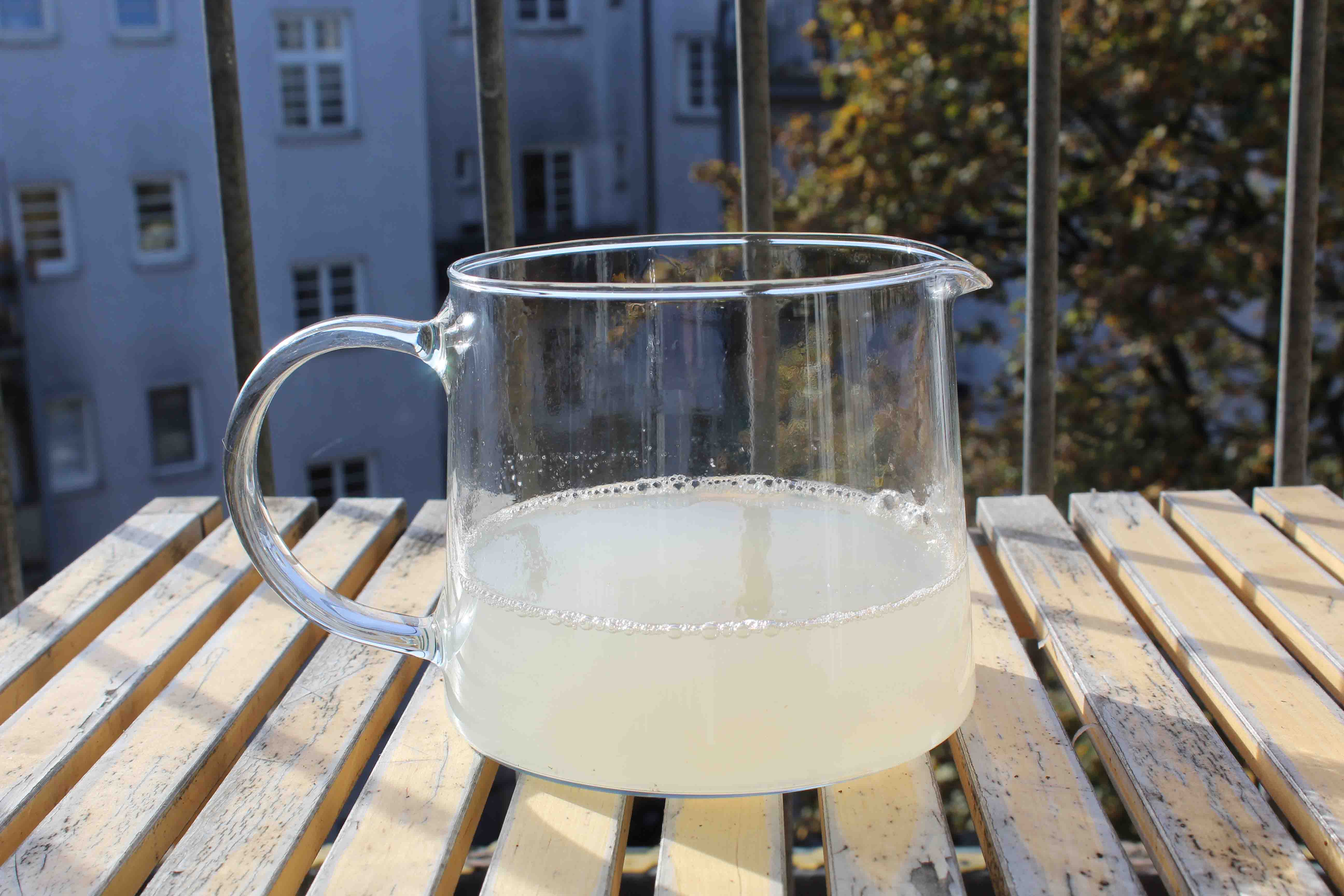 Ein Krug mit altem Nudelwasser steht auf einem Balkon.