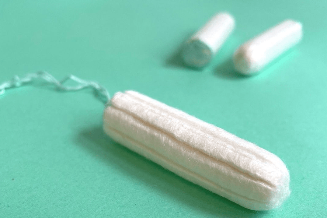 Zwei Tampons auf grünem Hintergrund.