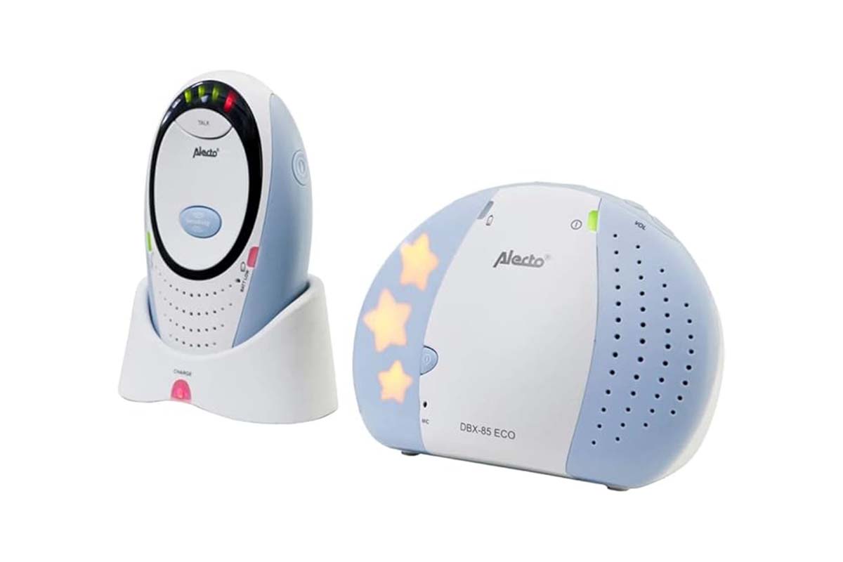 Babyphone mit Sender und Empfänger auf weißem Grund