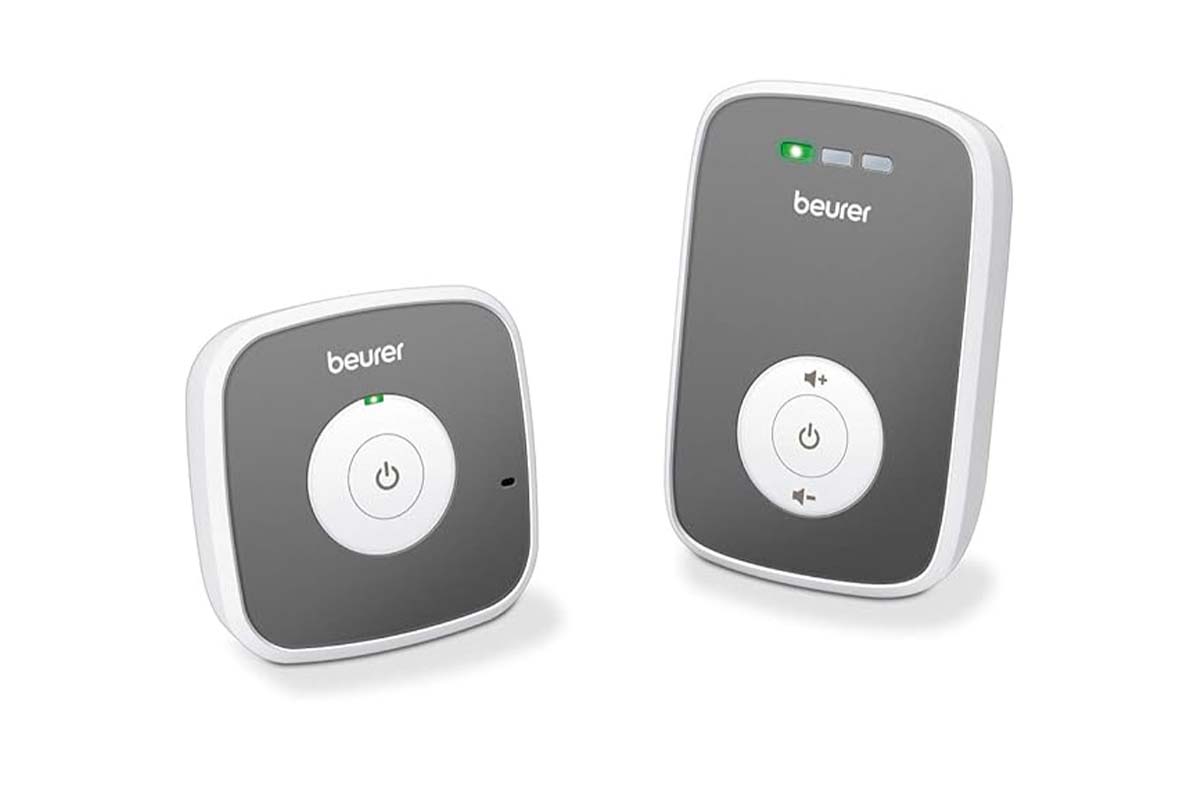 weiß-graues Babyphone mit Empfänger und Sender auf weißem Grund