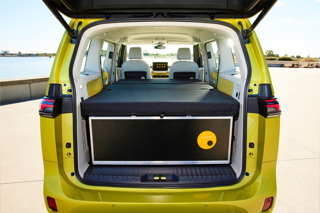 VW ID. Buzz von nah hinten mit BusBox-4 von Ququq