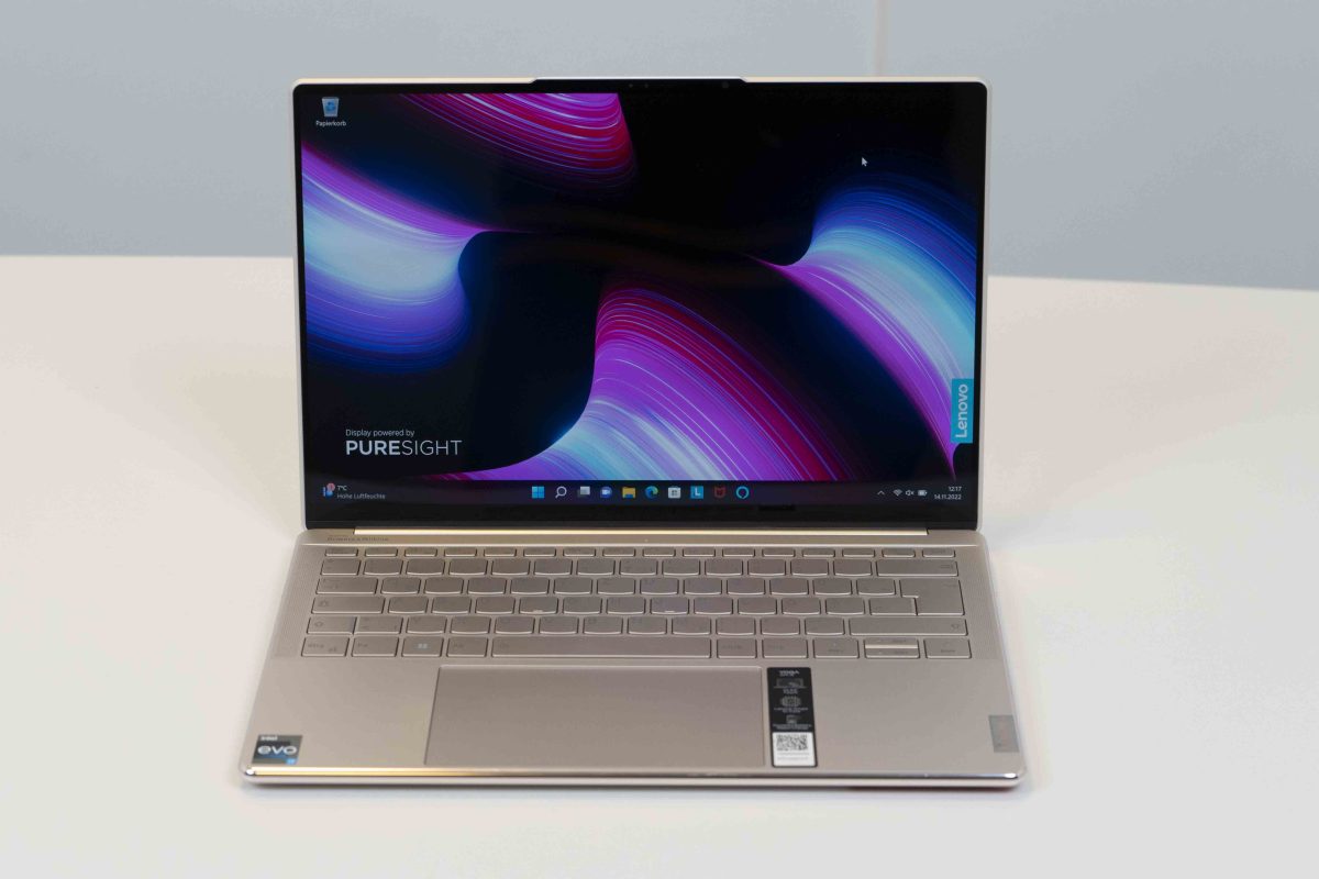 Produktfoto des Lenovo Yoga Slim 9i 14 vor einem weißen Hintergrund.