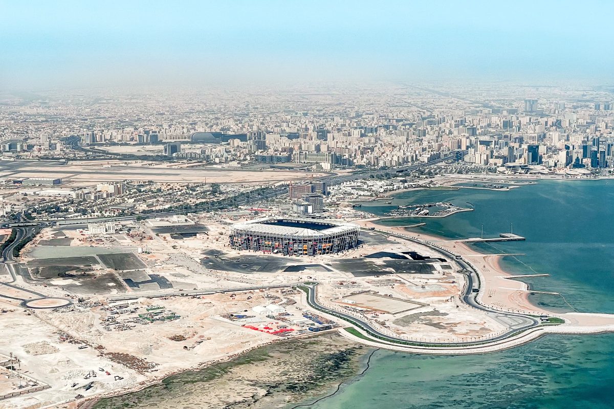 Ein Fußballstadion in Katar aus der Vogelperspektive.