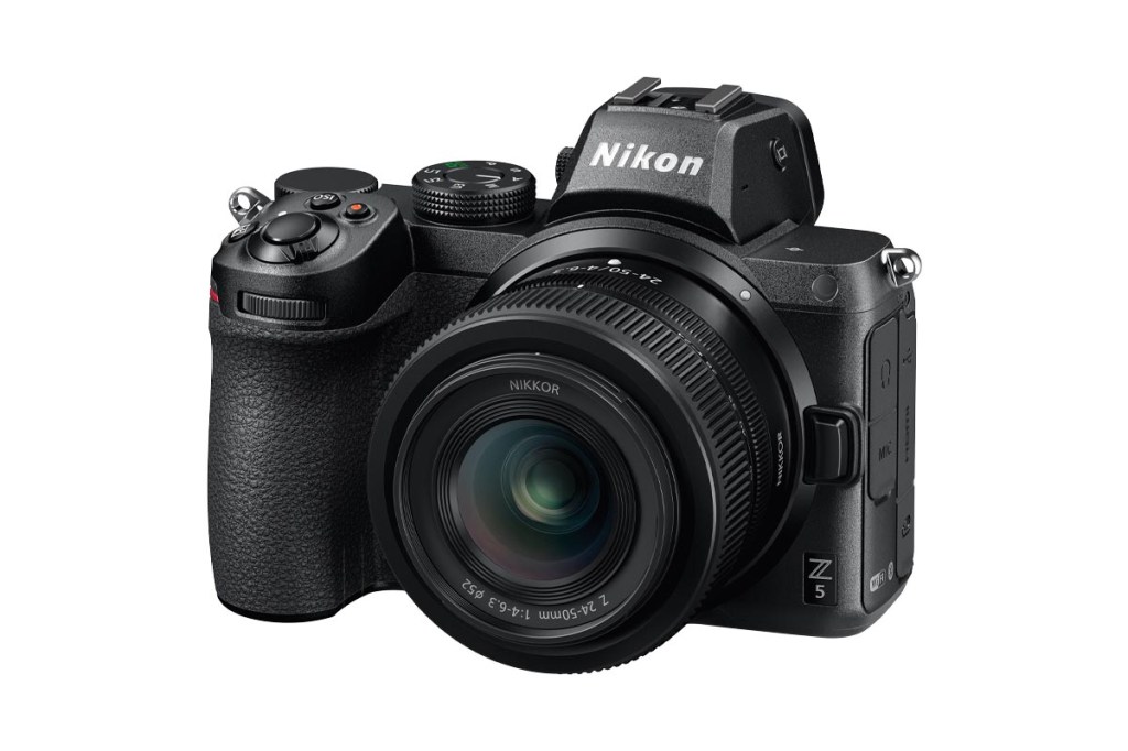 Die Nikon Z5 im Schräganschnitt von vorne mit montiertem Objektiv