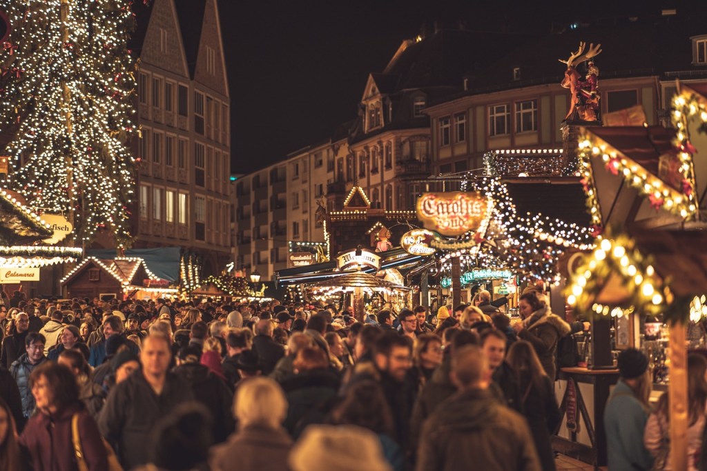 Weihnachtsmarktszene mit Beleuchtung