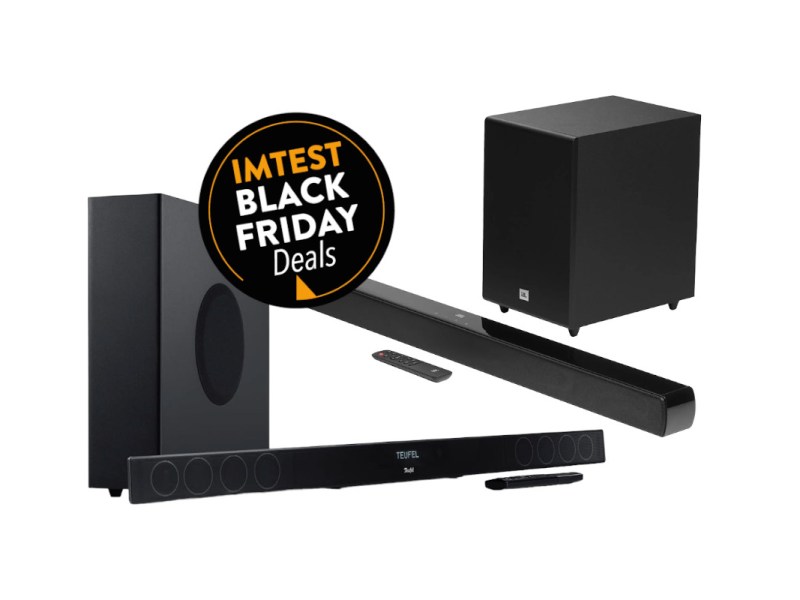 Links mittig ein schmaler schwarzer Subwoofer schräg von vorne mit passender länglicher Soundbar davor und Fernbedienung daneben, darüber ein rechteckiger schwarzer Subwoofer schräg von der Seite mit länglicher schwarzer Soundbar und Fernbedienung davor auf weißem Hintergrund mit schwarzem Button oben mittig "IMTEST Black Friday Deals"