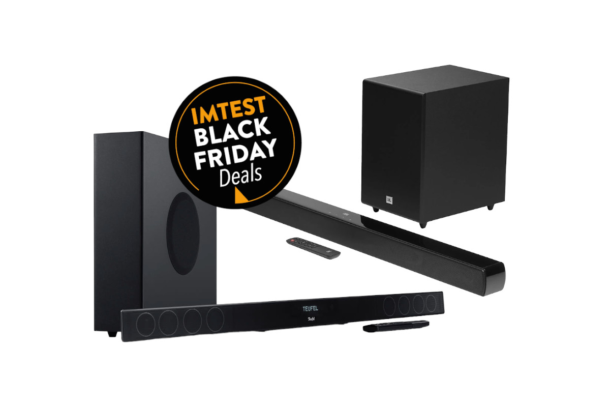 Links mittig ein schmaler schwarzer Subwoofer schräg von vorne mit passender länglicher Soundbar davor und Fernbedienung daneben, darüber ein rechteckiger schwarzer Subwoofer schräg von der Seite mit länglicher schwarzer Soundbar und Fernbedienung davor auf weißem Hintergrund mit schwarzem Button oben mittig "IMTEST Black Friday Deals"