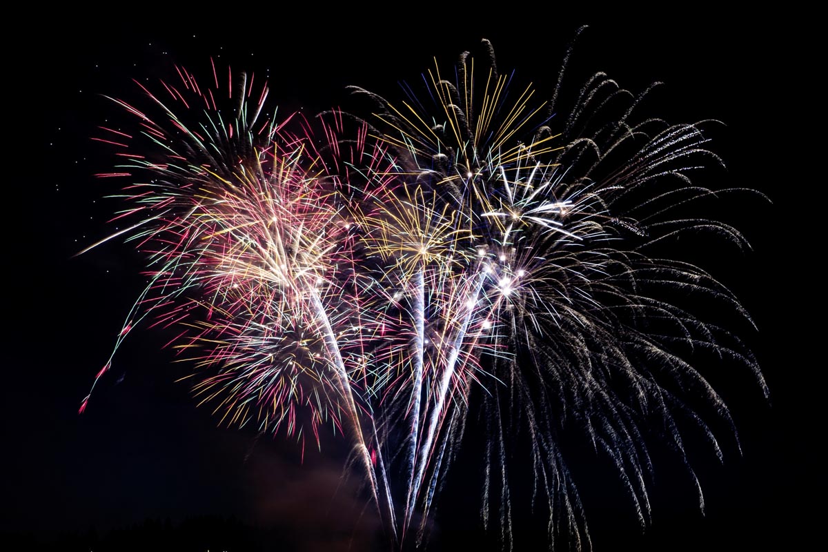 Feuerwerk vor einem schwarzen Nachthimmel.