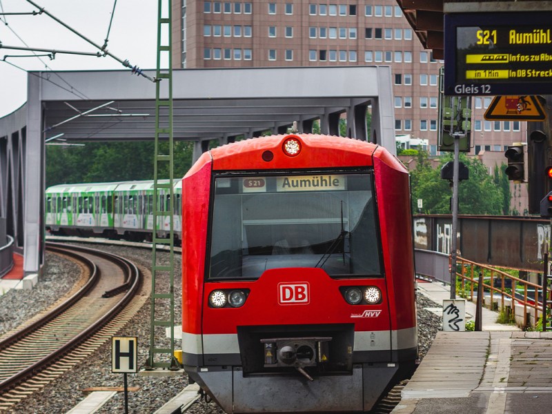 Ein Zug fährt in den Bahnhof ein.