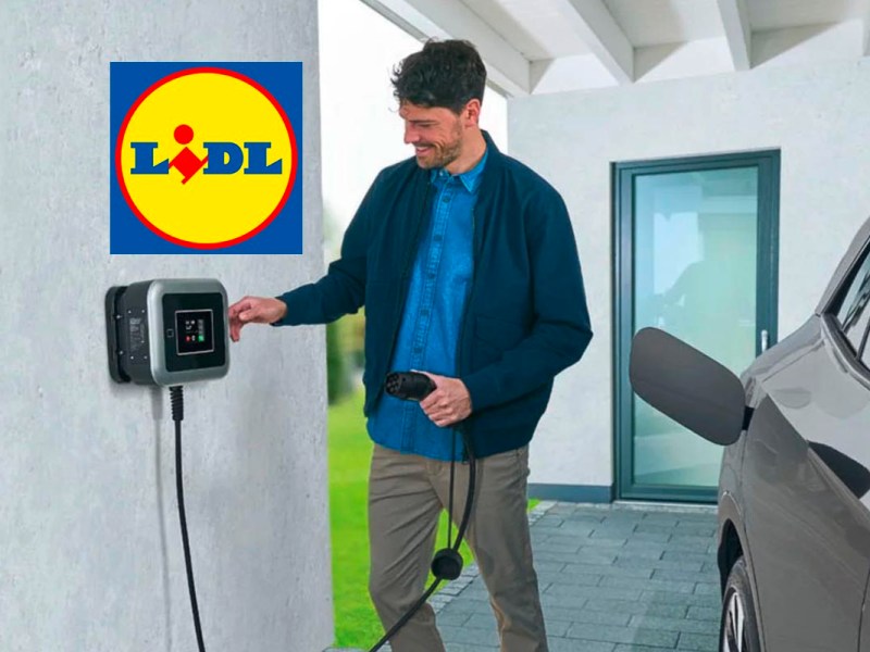 Mann lädt Elektroauto mit Ladestation von Lidl