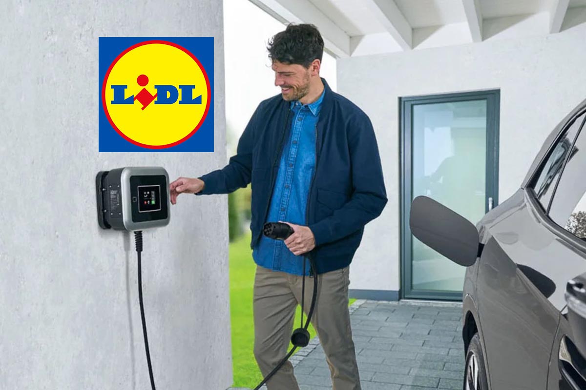 Mann lädt Elektroauto mit Ladestation von Lidl