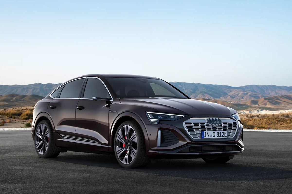 Das E-Auto Audi Q8 e-tron vor einer Gebirgskette.