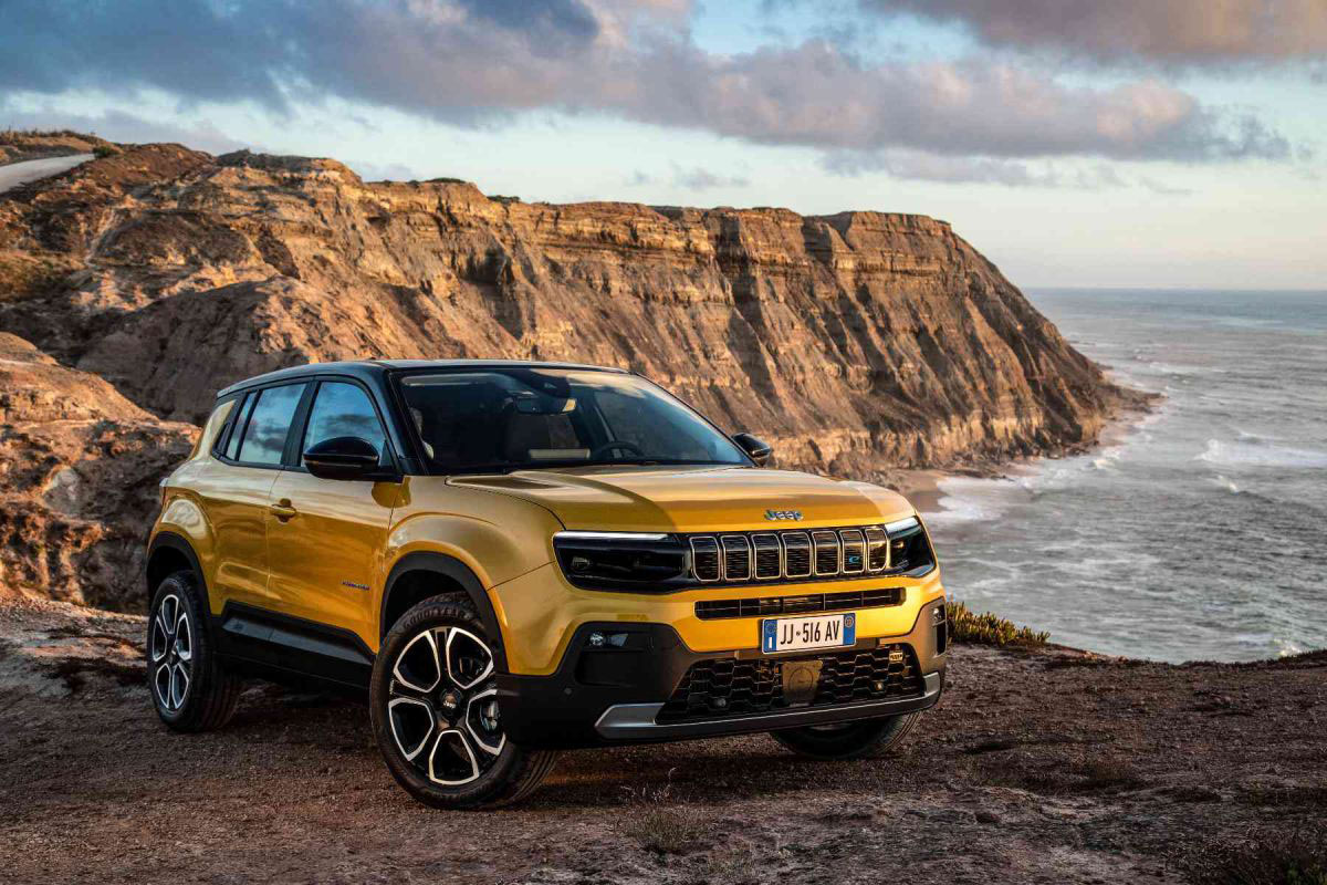 Das E-Auto Jeep Avenger steht an einer Küste über dem Meer.