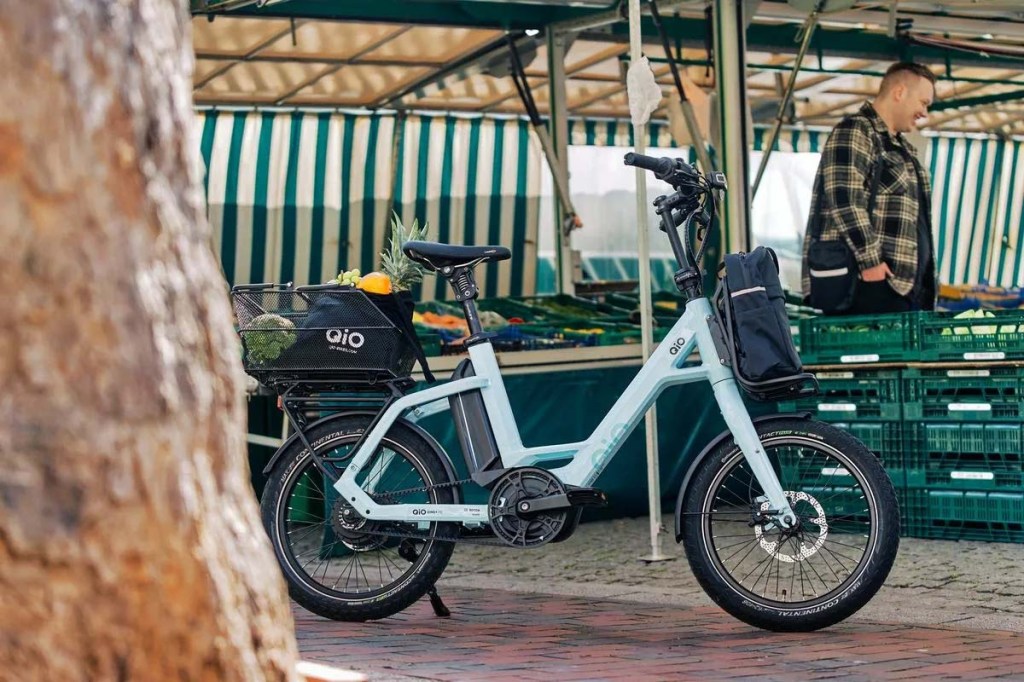 E-Bike Qio Eins+ P-E vor Marktstand