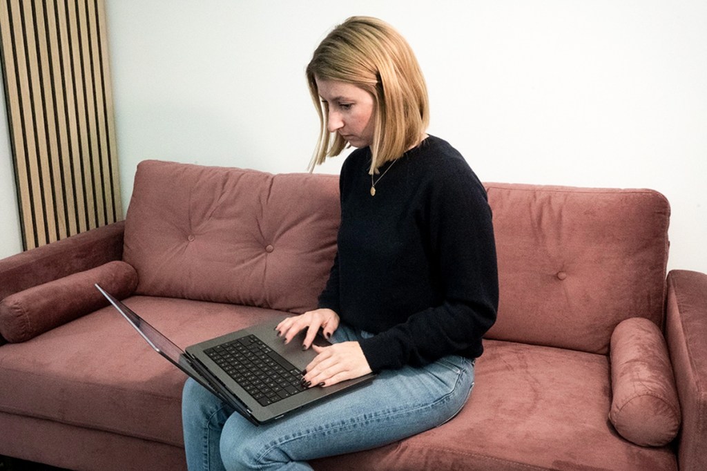 Art Directorin Caroline Neumann hat das Apple MacBook Pro 2023 auf dem Schoß.